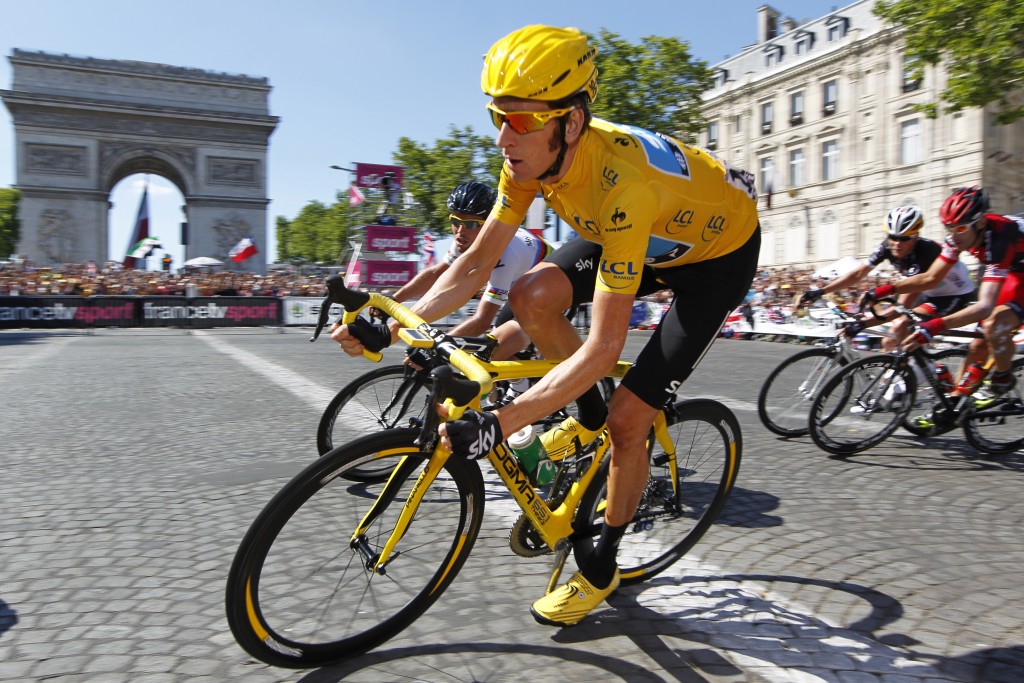 Sky Procycling rider and leader's yellow jersey Bradley Wiggins of Britain takes a curve in front of Arc de Triomphe in Paris during the final 20th stage of the 99th Tour de France cycling race between Rambouillet and Paris, July 22, 2012.     REUTERS/Charles Platiau (FRANCE - Tags: SPORT CYCLING)