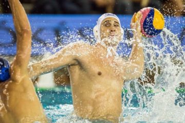 Natation libre ou waterpolo? Nager en solo ou jouer en équipe ?